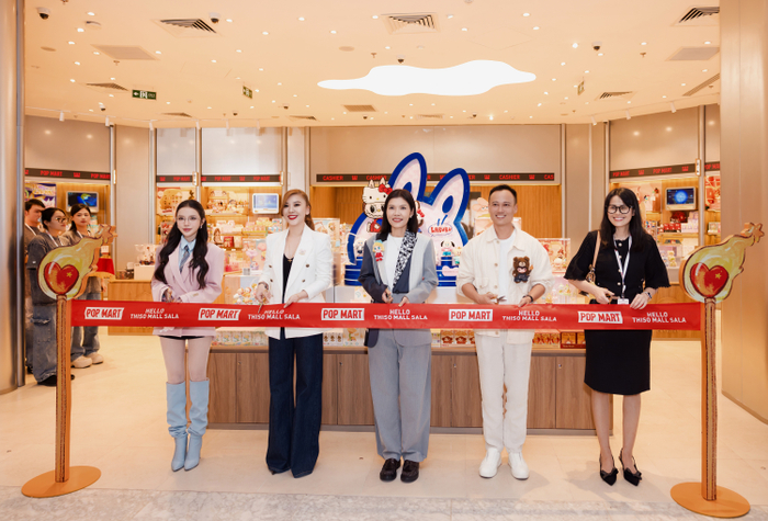Các đại diện thực hiện nghi thức cắt băng khai trương POP MART Thiso Mall Sala