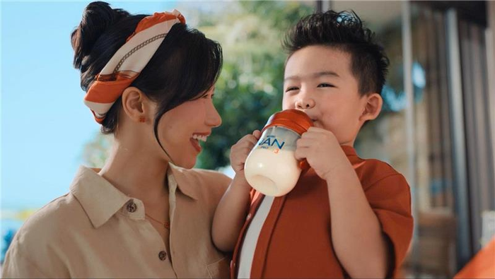Chọn sữa bột Nestlé hay sữa của thương hiệu nào cho con, luôn là chủ đề hot được chị em trao đổi tưng bừng trong các hội nhóm (Ảnh minh hoạ)