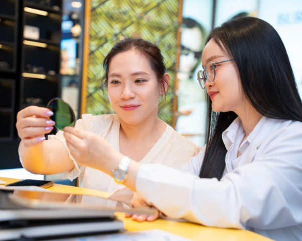 Tại Kính Hải Triều, khách hàng sẽ được quyền lợi kiểm tra tính minh bạch của sản phẩm cùng nhân viên