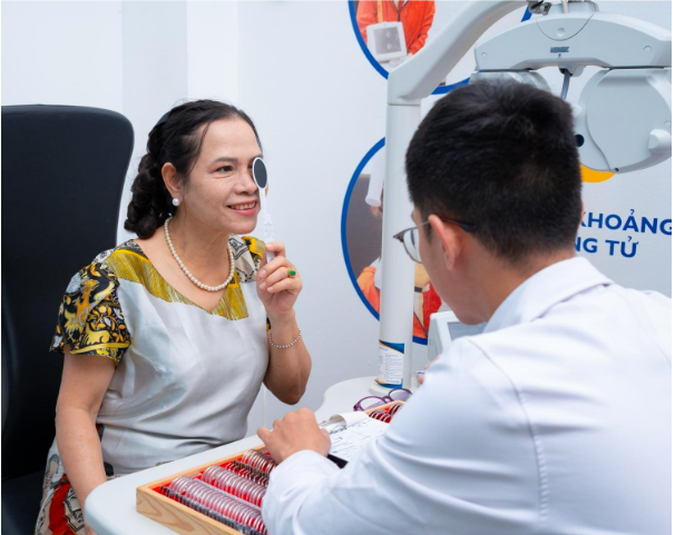 Ngoài quy trình mài lắp chất lượng, Kính Hải Triều còn cung cấp cho khách hàng quy trình đo mắt chuẩn quốc tế đến 12 bước