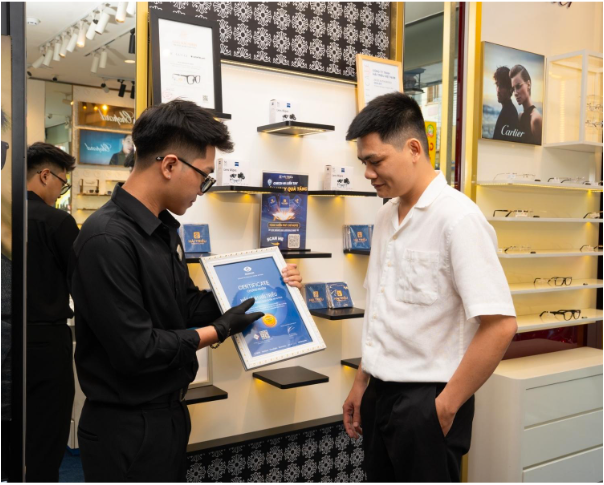 Cửa hàng Kính Hải Triều luôn trưng bày đủ giấy tờ uỷ quyền để khách hàng an tâm và dễ dàng kiểm chứng trong quá trình mua