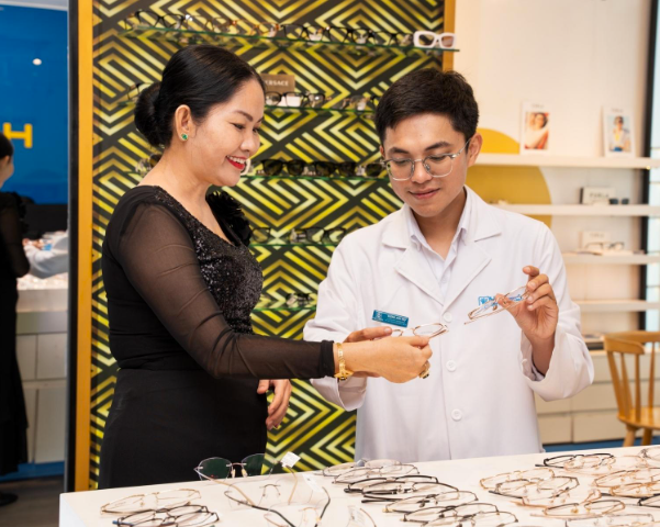 Kính Hải Triều định vị là chuyên gia nhãn khoa (Optic Master) với mong muốn mang lại giải pháp quang học tốt cho người dùng