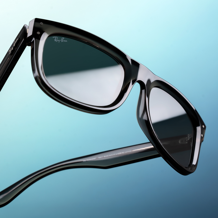 Bộ sưu tập Reverse nổi bật với thiết kế tròng đảo ngược