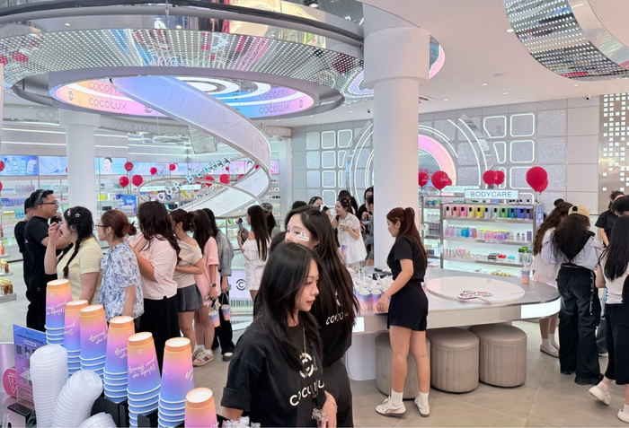 Các bạn trẻ gen Z xếp hàng trải nghiệm các dịch vụ tại Flagship Cocolux 134 Cầu Giấy