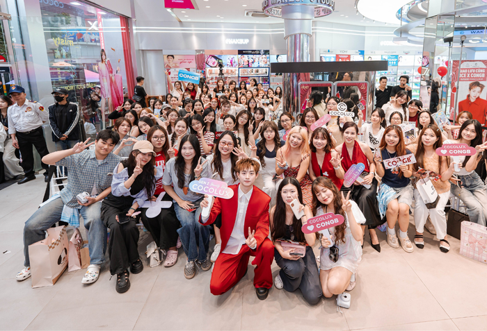 Khán giả cùng chung khung hình với ca sĩ CongB tại sự kiện