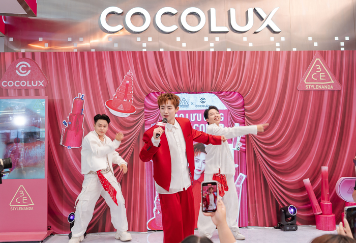 Ca sĩ CongB tràn đầy năng lượng tại sự kiện Cocolux và 3CE