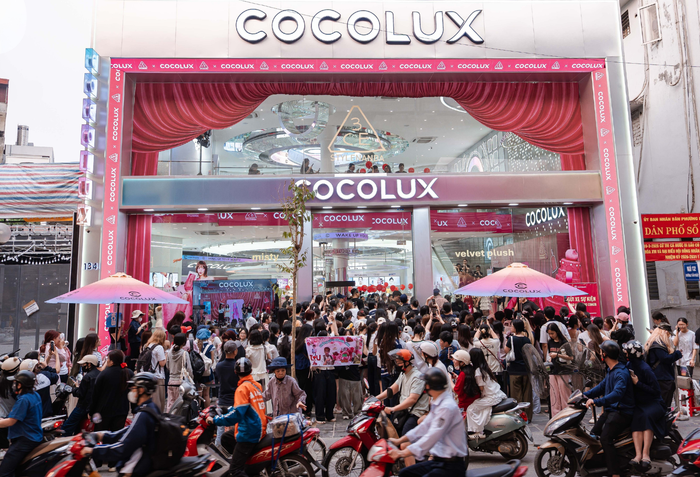 Khách hàng trải nghiệm trọn vẹn từ mua sắm đến giải trí tại cửa hàng Cocolux Cầu Giấy