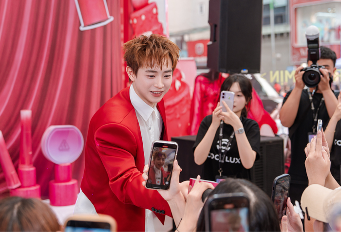 Ca sĩ CongB giao lưu cùng khán giả tại không khí sự kiện sôi động