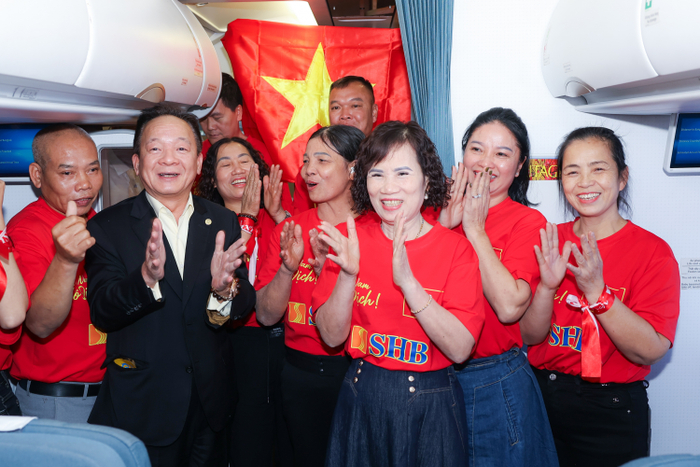 Bầu Hiển tài trợ toàn bộ chi phí cho gia đình, người thân các cầu thủ Việt Nam và hơn 600 CĐV Việt Nam sang Thái Lan cổ vũ trận lượt về chung kết ASEAN Cup 2024.