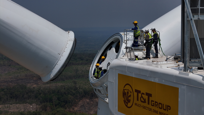 Các cán bộ, công nhân viên cố gắng hoàn thiện các hạng mục cả ngày lẫn đêm với quyết tâm hoàn thành dự án.
