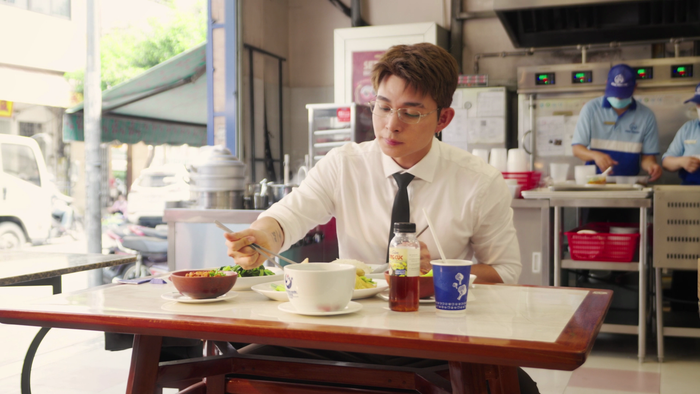 Khó lòng rời mắt trước cảnh đại sứ thưởng thức từng miếng gà mọng nước cùng nước chấm đậm đà.&nbsp;