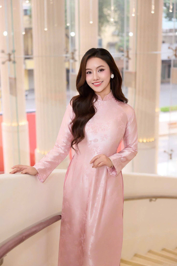 Ca sĩ thể hiện bài hát “Ám ảnh tháng Tư” – Bùi Yên Hà.