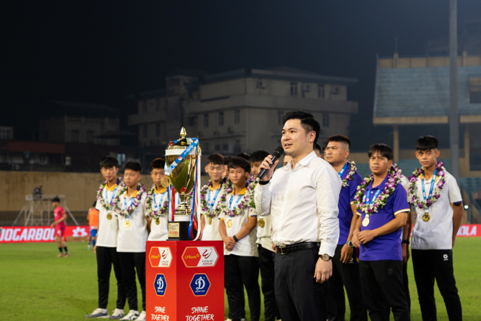 Chủ tịch Hà Nội FC Đỗ Vinh Quang vinh danh thành tích vô địch của U15