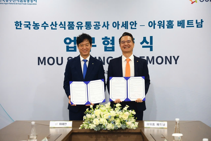 Đại diện aT và Ourhome Việt Nam ký kết biên bản ghi nhớ (MOU) về mở rộng hợp tác phát triển K-Food tại thị trường Việt Nam.