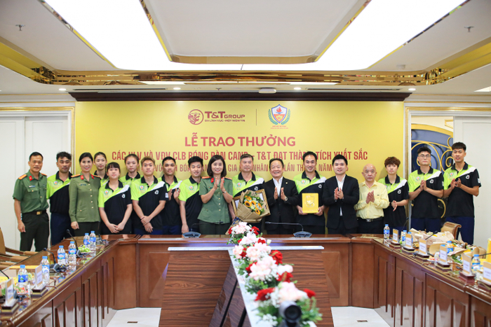 Nhà sáng lập T&T Group Đỗ Quang Hiển trao thưởng 1,3 tỷ đồng cho đội bóng bàn CAND – T&T sau thành tích xuất sắc tại giải bóng bàn toàn quốc 2025.