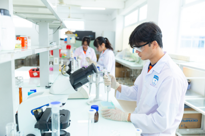 Thực hành chuyên môn - nền tảng hình thành bản lĩnh Dược sĩ thời đại mới