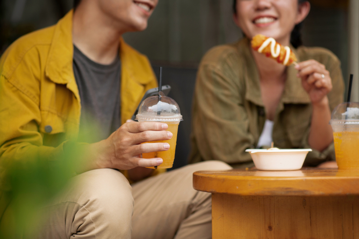 Những buổi tụ họp rôm rả luôn cần thêm chút đồ ăn vặt và thức uống mát lành để kéo dài câu chuyện.&nbsp;