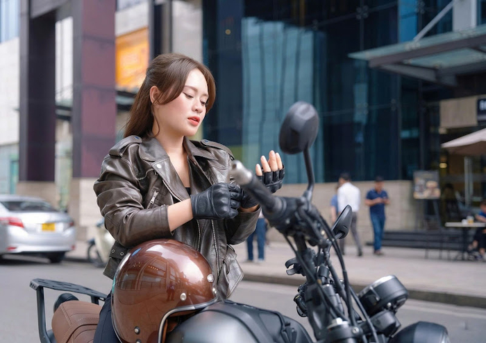 Sau khi tháo kính, Hà tự tin làm đẹp mọi lúc mọi nơi.