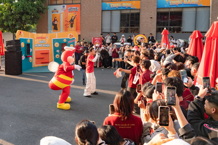 Sinh viên Trường Đại học Nguyễn Tất Thành “quẩy hết mình” cùng Rapper Hustlang Robber