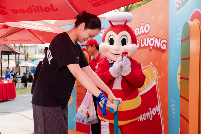 Sinh viên hào hứng “săn kho báu niềm vui” tại các đảo