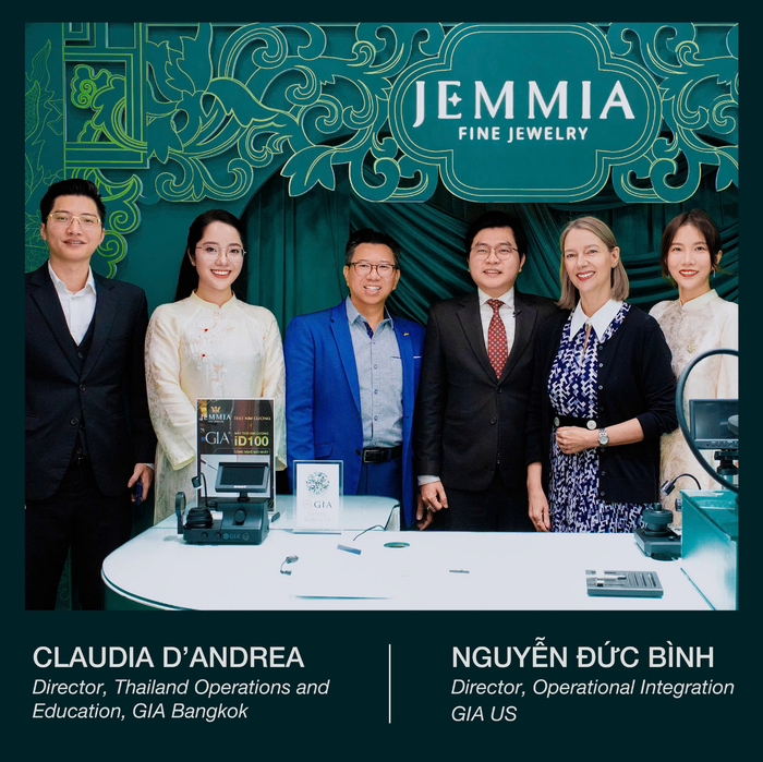 Ông Nguyễn Đức Bình, Director và bà CLAUDIA D’ANDREA trải nghiệm trực tiếp máy móc GIA tại Showroom Jemmia Diamond