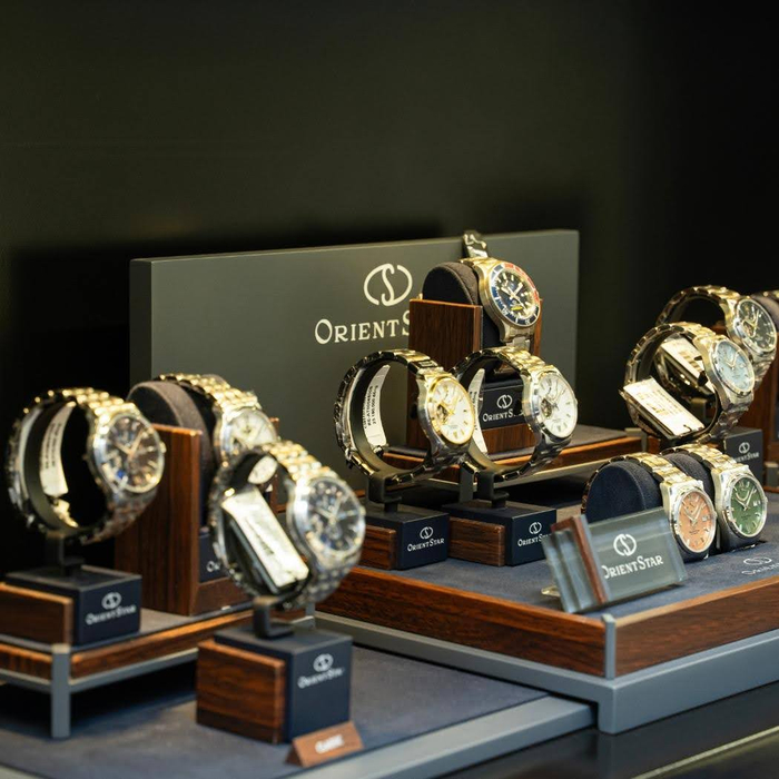 Mỗi chiếc đồng hồ tại Hải Triều đều có vị trí riêng, giúp khách hàng dễ dàng xem, so sánh và chọn được sản phẩm đúng nhu cầu