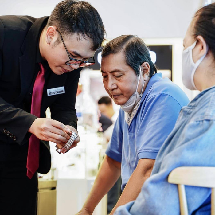 Mỗi nhân viên tại HảI Triều đều là một chuyên gia đồng hồ, được đào tạo bài bản, giúp khách mua đúng, hiểu đúng và yên tâm với lựa chọn của mình