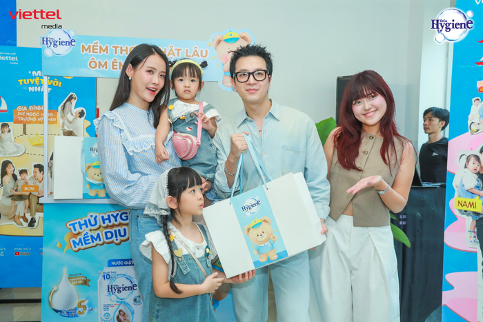 Gia Đình Trương Mỹ Nhân - Phí Ngọc Hưng giao lưu tại khu vực của nhãn hàng giặt xả hàng đầu Thái Lan Hygiene