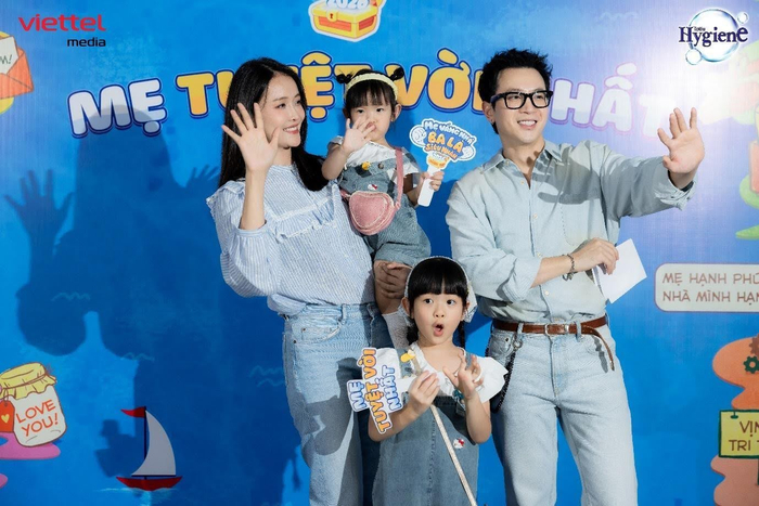 Cặp đôi 9X cùng hai con gái Bona & Boni xuất hiện với visual sáng bừng tại sự kiện.