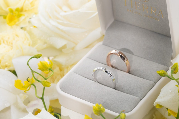 Cận cảnh chi tiết dải xoắn trên đôi nhẫn cưới được Tierra Diamond thiết kế