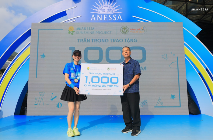 Đại diện ANESSA và Liên đoàn Bóng đá TP.HCM (HFF) tại lễ trao tặng 1.000 quả bóng đá trẻ em trong khuôn khổ ANESSA Run To Shine 2026.
