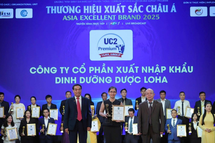 Chị Lâm Dạ Ngân (giữa) đại diện Dược Loha nhận giải thưởng “Thương hiệu mạnh Quốc gia năm 2025”