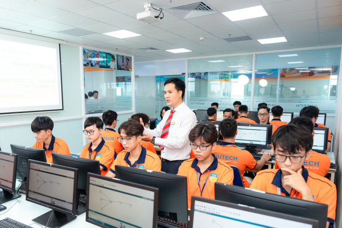 Sinh viên HUTECH học tập trong môi trường thực hành công nghệ hiện đại