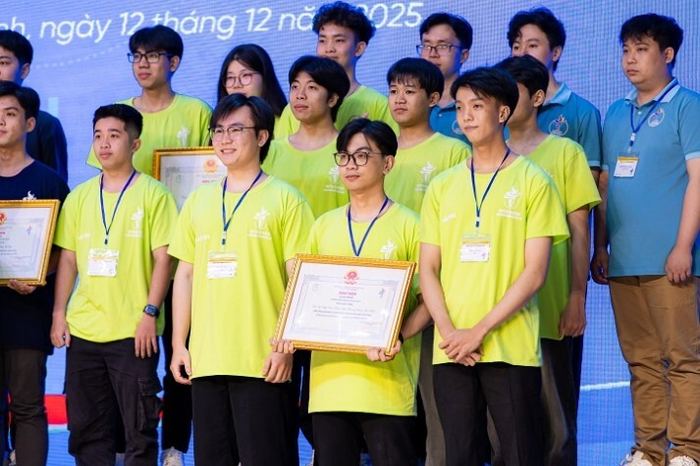 Nhóm Hồ Viết Hiệp - Trương Dương Bảo Minh - Trần Tuấn Anh đạt&nbsp;giải Nhất khối Phần mềm nguồn mở OLP’25