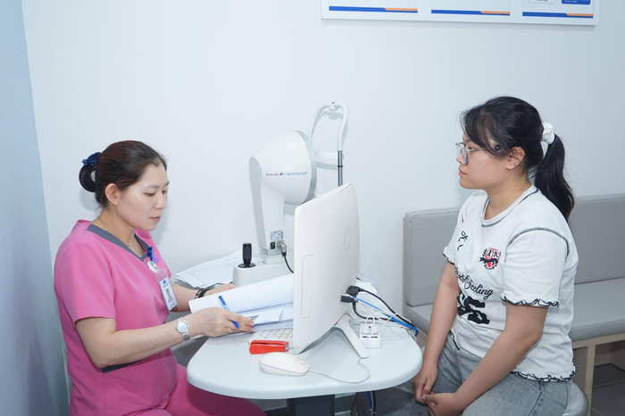 Với nhiều người trẻ, hành trình “thoát cận” bắt đầu từ một quyết định rất đơn giản: đi khám để hiểu rõ đôi mắt của mình.