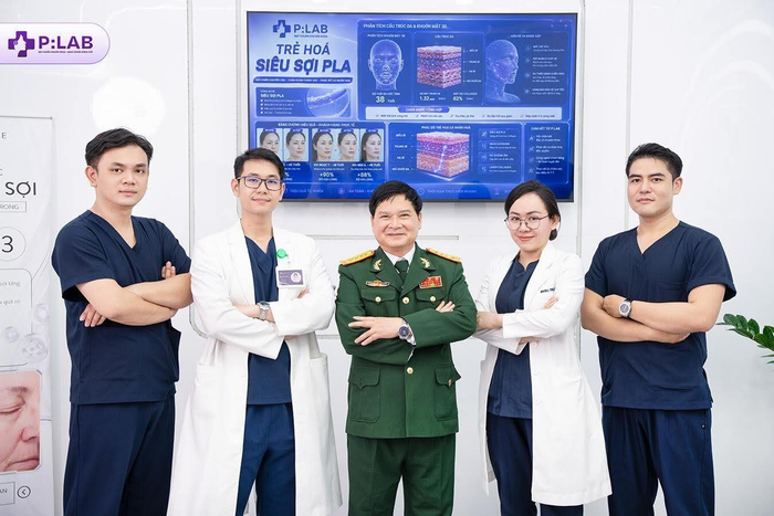 Đại tá. PGS.TS.BS Cao cấp Phạm Hoàng Khâm ( ở giữa) và Hội đồng chuyên môn Hệ thống phòng khám chuyên khoa thẩm mỹ công nghệ cao P:LAB