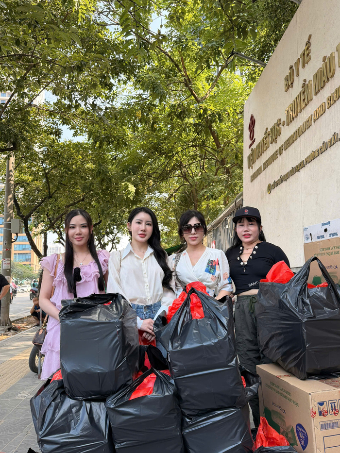 Lan Linh ăn vận vô cùng giản dị, trực tiếp đến tận giường bệnh để ân cần thăm hỏi, động viên và trao những phần quà hỗ trợ cho các bệnh nhân tại Viện Huyết học.
