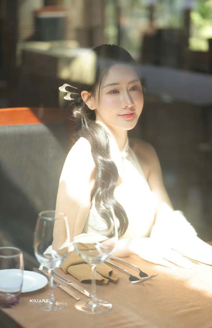 Vẻ đẹp thuần khiết, dịu dàng tôn lên nét đẹp đài các, nghệ thuật của Lan Linh.