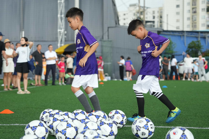 Các học viên được trải nghiệm giáo án chuyên môn của CLB Hà Nội.