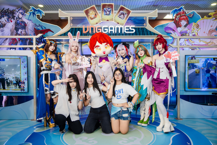 Dàn cosplayer tướng Tam Quốc cực lung linh tại booth Card Battle Game