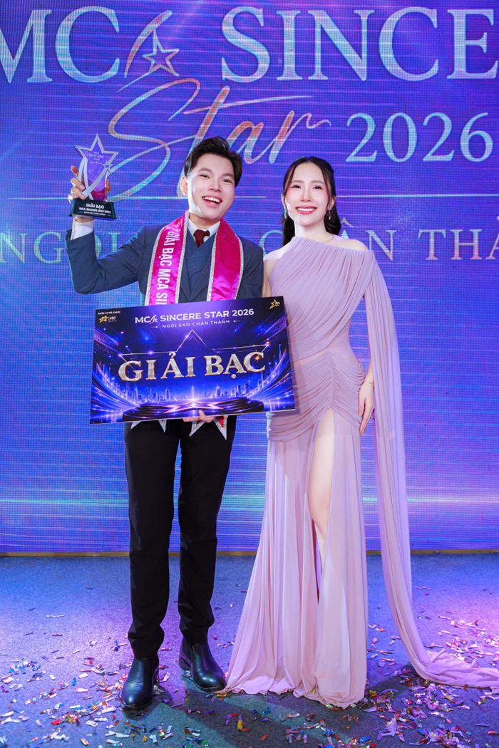 MC Hoài Hương trao giải cho các thí sinh.