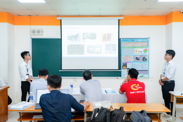 Sinh viên tiến hành bảo vệ đồ án trước hội đồng chuyên môn