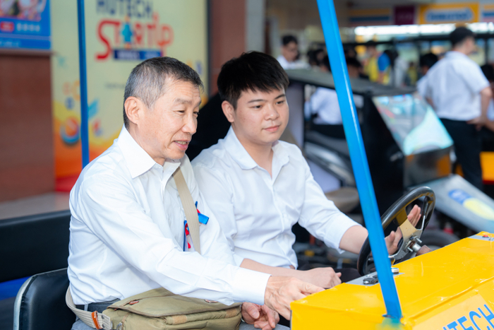 Doanh nghiệp trực tiếp trải nghiệm chiếc xe do sinh viên VJIT chế tạo
