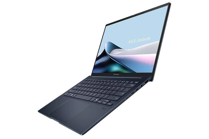 ASUS Zenbook 14 vẫn giữ lợi thế rõ ở độ hoàn thiện và định vị cao cấp trong hệ sinh thái ASUS.