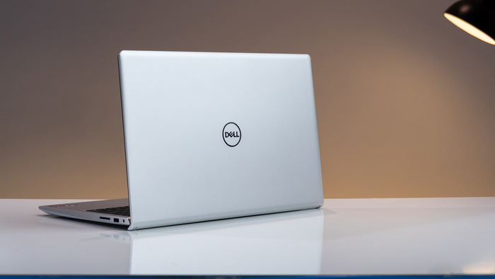 Dell 15 vẫn giữ phong cách thiết kế quen thuộc, phù hợp với nhóm người dùng ưu tiên sự ổn định hơn yếu tố phô diễn.