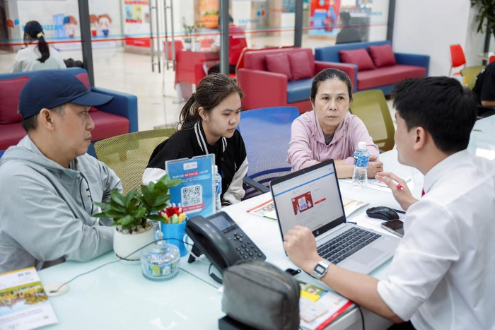 Phụ huynh, thí sinh đến tham quan, tìm hiểu thông tin tại UEF trong thời gian chờ kết quả