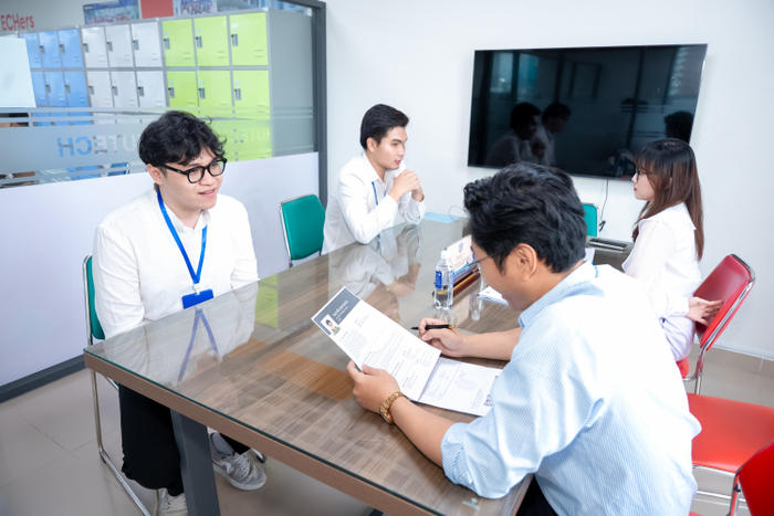 Sinh viên trực tiếp phỏng vấn cùng doanh nghiệp ngay tại chương trình