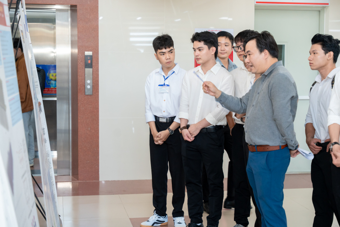 Bảo vệ đồ án trước Hội đồng chuyên môn và doanh nghiệp, sinh viên lắng nghe nhiều góp ý hữu ích