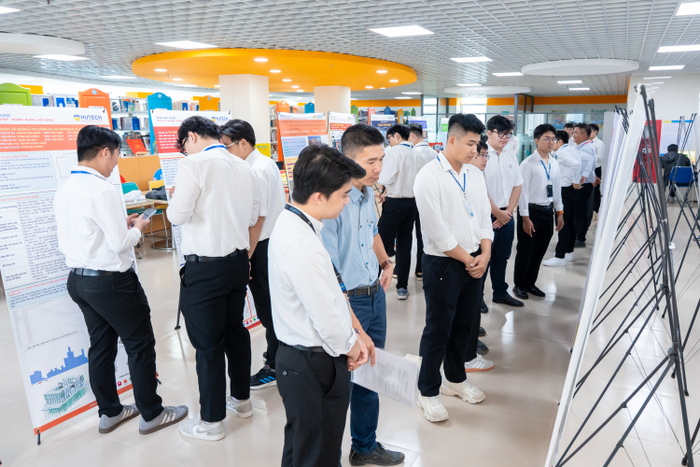 90 sinh viên trưng bày đồ án trên poster, standee, bản vẽ và mô hình kỹ thuật