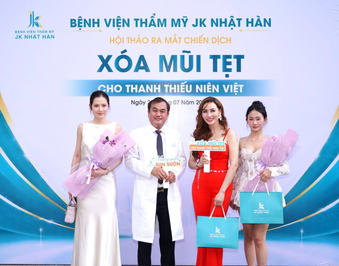 Bác sĩ Trí cùng những khách hàng đồng hành trong dự án xóa mũi tẹt cho thanh thiếu niên Việt